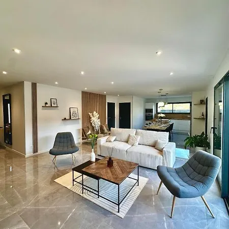 La Charmesienne - Modern With Pool *
