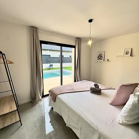 La Charmesienne - Modern With Pool
