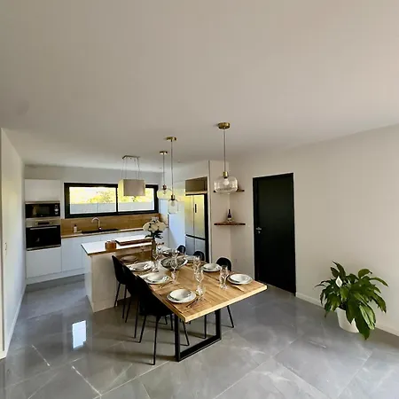 La Charmesienne - Modern With Pool *