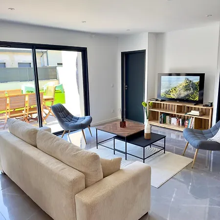 La Charmesienne - Modern With Pool